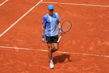 PARIS, FRANCE - 3 Haziran 2024: Avustralyalı Alex de Minaur 2024 Roland Garros erkekler Grand Slam şampiyonu Daniil Medvedev ile Fransa 'nın başkenti Paris' te oynanan dördüncü tur karşılaşmasında
