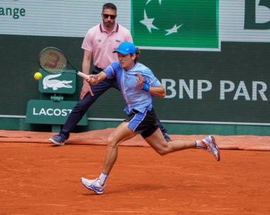 PARIS, FRANCE - 3 Haziran 2024: Avustralyalı Alex de Minaur 2024 Roland Garros erkekler Grand Slam şampiyonu Daniil Medvedev ile Fransa 'nın başkenti Paris' te oynanan dördüncü tur karşılaşmasında