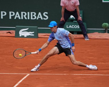 PARIS, FRANCE - 3 Haziran 2024: Avustralyalı Alex de Minaur 2024 Roland Garros erkekler Grand Slam şampiyonu Daniil Medvedev ile Fransa 'nın başkenti Paris' te oynanan dördüncü tur karşılaşmasında