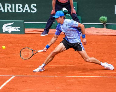 PARIS, FRANCE - 3 Haziran 2024: Avustralyalı Alex de Minaur 2024 Roland Garros erkekler Grand Slam şampiyonu Daniil Medvedev ile Fransa 'nın başkenti Paris' te oynanan dördüncü tur karşılaşmasında