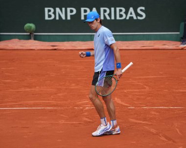 PARIS, FRANCE - 3 Haziran 2024: Avustralyalı Alex de Minaur 2024 Roland Garros erkekler Grand Slam şampiyonu Daniil Medvedev ile Fransa 'nın başkenti Paris' te oynanan dördüncü tur karşılaşmasında