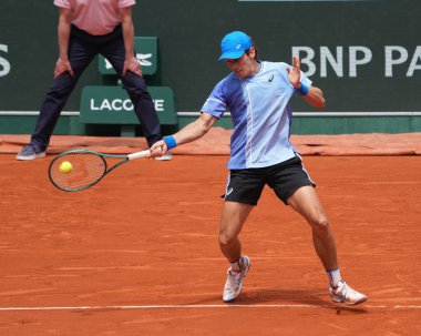 PARIS, FRANCE - 3 Haziran 2024: Avustralyalı Alex de Minaur 2024 Roland Garros erkekler Grand Slam şampiyonu Daniil Medvedev ile Fransa 'nın başkenti Paris' te oynanan dördüncü tur karşılaşmasında