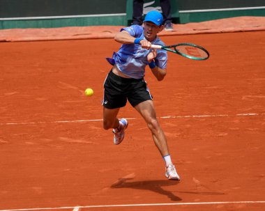 PARIS, FRANCE - 3 Haziran 2024: Avustralyalı Alex de Minaur 2024 Roland Garros erkekler Grand Slam şampiyonu Daniil Medvedev ile Fransa 'nın başkenti Paris' te oynanan dördüncü tur karşılaşmasında