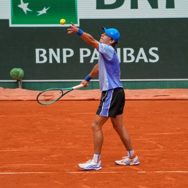 PARIS, FRANCE - 3 Haziran 2024: Avustralyalı Alex de Minaur 2024 Roland Garros erkekler Grand Slam şampiyonu Daniil Medvedev ile Fransa 'nın başkenti Paris' te oynanan dördüncü tur karşılaşmasında