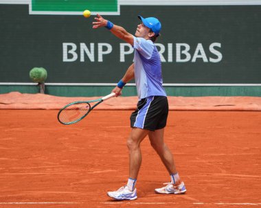 PARIS, FRANCE - 3 Haziran 2024: Avustralyalı Alex de Minaur 2024 Roland Garros erkekler Grand Slam şampiyonu Daniil Medvedev ile Fransa 'nın başkenti Paris' te oynanan dördüncü tur karşılaşmasında