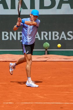 PARIS, FRANCE - 3 Haziran 2024: Avustralyalı Alex de Minaur 2024 Roland Garros erkekler Grand Slam şampiyonu Daniil Medvedev ile Fransa 'nın başkenti Paris' te oynanan dördüncü tur karşılaşmasında