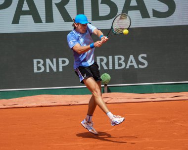 PARIS, FRANCE - 3 Haziran 2024: Avustralyalı Alex de Minaur 2024 Roland Garros erkekler Grand Slam şampiyonu Daniil Medvedev ile Fransa 'nın başkenti Paris' te oynanan dördüncü tur karşılaşmasında