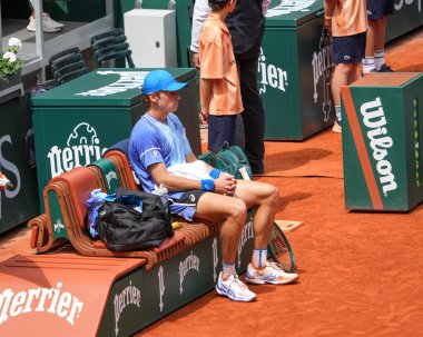 PARIS, FRANCE - 3 Haziran 2024: Avustralyalı Alex de Minaur 2024 Roland Garros erkekler Grand Slam şampiyonu Daniil Medvedev ile Fransa 'nın başkenti Paris' te oynanan dördüncü tur karşılaşmasında