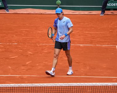 PARIS, FRANCE - 3 Haziran 2024: Avustralyalı Alex de Minaur 2024 Roland Garros erkekler Grand Slam şampiyonu Daniil Medvedev ile Fransa 'nın başkenti Paris' te oynanan dördüncü tur karşılaşmasında