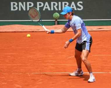 PARIS, FRANCE - 3 Haziran 2024: Avustralyalı Alex de Minaur 2024 Roland Garros erkekler Grand Slam şampiyonu Daniil Medvedev ile Fransa 'nın başkenti Paris' te oynanan dördüncü tur karşılaşmasında