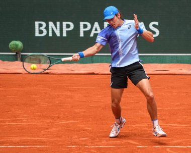 PARIS, FRANCE - 3 Haziran 2024: Avustralyalı Alex de Minaur 2024 Roland Garros erkekler Grand Slam şampiyonu Daniil Medvedev ile Fransa 'nın başkenti Paris' te oynanan dördüncü tur karşılaşmasında