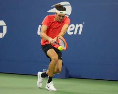 NEW YORK - SEPTEMBER 3, 2023: ABD 'li profesyonel tenisçi Taylor Fritz, İsviçre' li Dominic Stricker 'a karşı oynanan 2023 ABD Açık turu boyunca Louis Armstrong Stadyumu' nda maç yaptı