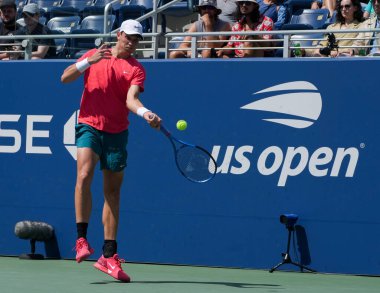 NEW YORK - SEPTEMBER 2, 2023: Büyük Britanya 'dan profesyonel tenisçi Jack Draper, ABD Açık üçüncü tur karşılaşmasında Grandstand Stadyumu' nda Michael Mmoh ile karşı karşıya geldi.