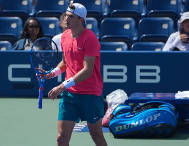 NEW YORK - SEPTEMBER 2, 2023: Büyük Britanya 'dan profesyonel tenisçi Jack Draper, ABD Açık üçüncü tur karşılaşmasında Grandstand Stadyumu' nda Michael Mmoh ile karşı karşıya geldi.