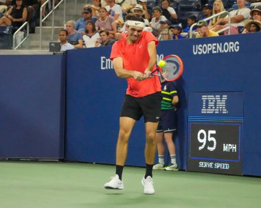 NEW YORK - SEPTEMBER 3, 2023: ABD 'li profesyonel tenisçi Taylor Fritz, İsviçre' li Dominic Stricker 'a karşı oynanan 2023 ABD Açık turu boyunca Louis Armstrong Stadyumu' nda maç yaptı
