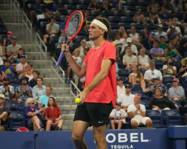 NEW YORK - SEPTEMBER 3, 2023: ABD 'li profesyonel tenisçi Taylor Fritz, İsviçre' li Dominic Stricker 'a karşı oynanan 2023 ABD Açık turu boyunca Louis Armstrong Stadyumu' nda maç yaptı