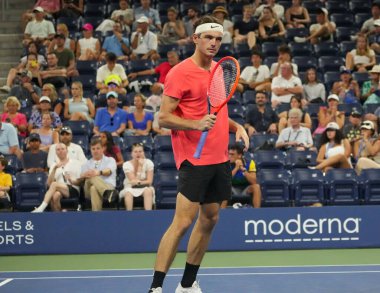 NEW YORK - SEPTEMBER 3, 2023: ABD 'li profesyonel tenisçi Taylor Fritz, İsviçre' li Dominic Stricker 'a karşı oynanan 2023 ABD Açık turu boyunca Louis Armstrong Stadyumu' nda maç yaptı