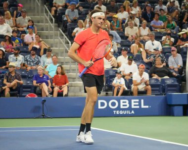 NEW YORK - SEPTEMBER 3, 2023: ABD 'li profesyonel tenisçi Taylor Fritz, İsviçre' li Dominic Stricker 'a karşı oynanan 2023 ABD Açık turu boyunca Louis Armstrong Stadyumu' nda maç yaptı