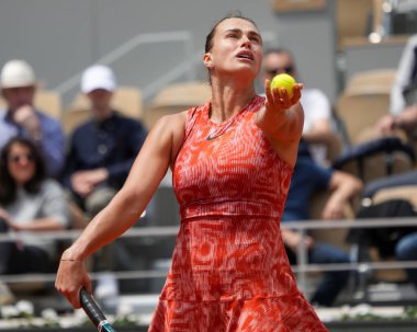 PARIS, FRANCE - 3 Haziran 2024: Grand Slam şampiyonu Belaruslu Aryna Sabalenka 2024 Roland Garros bayanlar dördüncü tur müsabakasında Fransa 'nın başkenti Paris' te Emma Navarro 'ya karşı