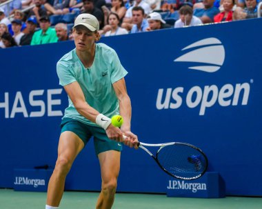 NEW YORK - SEPTEMBER 2, 2023: İtalyan profesyonel tenisçi Jannik Sinner 2023 ABD Açık üçüncü tur karşılaşmasında İsviçreli Stan Wawrinka ile Louis Armstrong Stadyumu 'nda karşılaştı