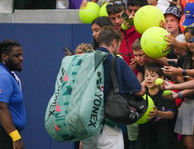 NEW YORK - 2 Eylül 2023: İsviçreli Grand Slam Şampiyonu Stan Wawrinka, 2023 ABD Açık üçüncü tur karşılaşması olan İtalyan Jannik Sinner karşısında Louis Armstrong Stadyumu 'nda imza topladı.