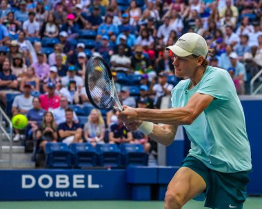 NEW YORK - SEPTEMBER 2, 2023: İtalyan profesyonel tenisçi Jannik Sinner 2023 ABD Açık üçüncü tur karşılaşmasında İsviçreli Stan Wawrinka ile Louis Armstrong Stadyumu 'nda karşılaştı