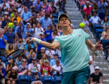 NEW YORK - SEPTEMBER 2, 2023: İtalyan profesyonel tenisçi Jannik Sinner 2023 ABD Açık üçüncü tur karşılaşmasını İsviçreli Stan Wawrinka 'ya karşı Louis Armstrong Stadyumu' nda kutladı 
