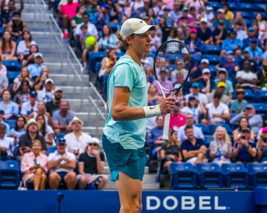 NEW YORK - SEPTEMBER 2, 2023: İtalyan profesyonel tenisçi Jannik Sinner 2023 ABD Açık üçüncü tur karşılaşmasında İsviçreli Stan Wawrinka ile Louis Armstrong Stadyumu 'nda karşılaştı