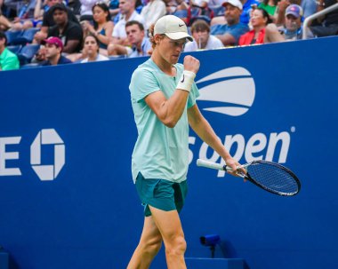 NEW YORK - SEPTEMBER 2, 2023: İtalyan profesyonel tenisçi Jannik Sinner 2023 ABD Açık üçüncü tur karşılaşmasında İsviçreli Stan Wawrinka ile Louis Armstrong Stadyumu 'nda karşılaştı