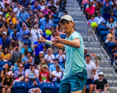 NEW YORK - SEPTEMBER 2, 2023: İtalyan profesyonel tenisçi Jannik Sinner 2023 ABD Açık üçüncü tur karşılaşmasını İsviçreli Stan Wawrinka 'ya karşı Louis Armstrong Stadyumu' nda kutladı 