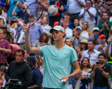 NEW YORK - SEPTEMBER 2, 2023: İtalyan profesyonel tenisçi Jannik Sinner 2023 ABD Açık üçüncü tur karşılaşmasını İsviçreli Stan Wawrinka 'ya karşı Louis Armstrong Stadyumu' nda kutladı 
