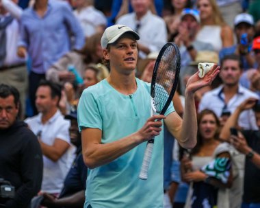 NEW YORK - SEPTEMBER 2, 2023: İtalyan profesyonel tenisçi Jannik Sinner 2023 ABD Açık üçüncü tur karşılaşmasını İsviçreli Stan Wawrinka 'ya karşı Louis Armstrong Stadyumu' nda kutladı 