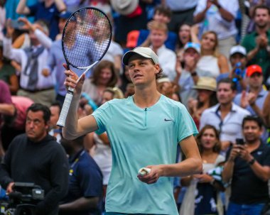 NEW YORK - SEPTEMBER 2, 2023: İtalyan profesyonel tenisçi Jannik Sinner 2023 ABD Açık üçüncü tur karşılaşmasını İsviçreli Stan Wawrinka 'ya karşı Louis Armstrong Stadyumu' nda kutladı 