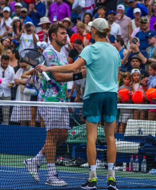 NEW YORK - SEPTEMBER 2, 2023: İsviçreli Stan Wawrinka (L) ve İtalyan Jannik Sinner, Louis Armstrong Stadyumu 'nda oynanan 2023 ABD Açık üçüncü tur karşılaşması sonrasında ağla sarılıyorlar.