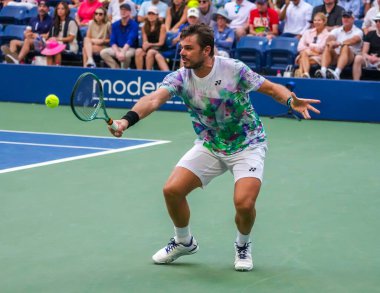 NEW YORK - SEPTEMBER 2, 2023: İsviçreli profesyonel tenisçi Stan Wawrinka, 2023 ABD Açık üçüncü tur karşılaşmasında İtalyan Jannik Sinner ile Louis Armstrong Stadyumu 'nda karşılaştı.