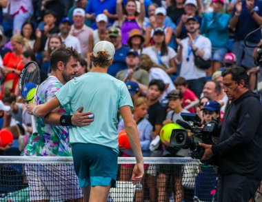 NEW YORK - SEPTEMBER 2, 2023: İsviçreli Stan Wawrinka (L) ve İtalyan Jannik Sinner, Louis Armstrong Stadyumu 'nda oynanan 2023 ABD Açık üçüncü tur karşılaşması sonrasında ağla sarılıyorlar.