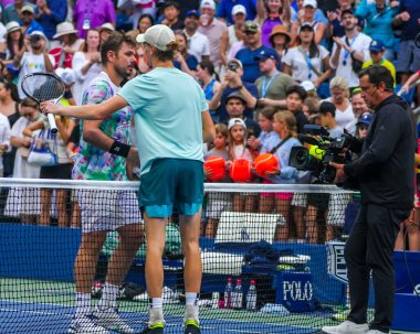 NEW YORK - SEPTEMBER 2, 2023: İsviçreli Stan Wawrinka (L) ve İtalyan Jannik Sinner, Louis Armstrong Stadyumu 'nda oynanan 2023 ABD Açık üçüncü tur karşılaşması sonrasında ağla sarılıyorlar.