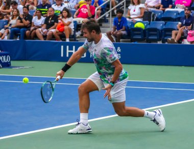 NEW YORK - SEPTEMBER 2, 2023: İsviçreli profesyonel tenisçi Stan Wawrinka, 2023 ABD Açık üçüncü tur karşılaşmasında İtalyan Jannik Sinner ile Louis Armstrong Stadyumu 'nda karşılaştı.