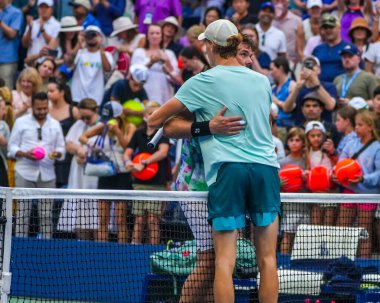 NEW YORK - SEPTEMBER 2, 2023: İsviçreli Stan Wawrinka (L) ve İtalyan Jannik Sinner, Louis Armstrong Stadyumu 'nda oynanan 2023 ABD Açık üçüncü tur karşılaşması sonrasında ağla sarılıyorlar.