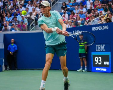 NEW YORK - SEPTEMBER 2, 2023: İtalyan profesyonel tenisçi Jannik Sinner 2023 ABD Açık üçüncü tur karşılaşmasında İsviçreli Stan Wawrinka ile Louis Armstrong Stadyumu 'nda karşılaştı