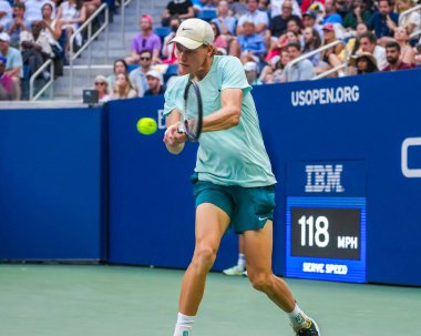 NEW YORK - SEPTEMBER 2, 2023: İtalyan profesyonel tenisçi Jannik Sinner 2023 ABD Açık üçüncü tur karşılaşmasında İsviçreli Stan Wawrinka ile Louis Armstrong Stadyumu 'nda karşılaştı