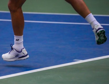 NEW YORK - 2 Eylül 2023: İsviçreli Stan Wawrinka, 2023 ABD Açık üçüncü tur karşılaşmasında Louis Armstrong Stadyumu 'nda İtalyan Jannik Sinner' a karşı özel Yonex tenis ayakkabısı giyer.