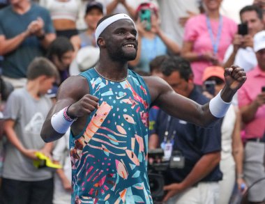 NEW YORK - SEPTEMBER 3, 2023: ABD 'li profesyonel tenisçi Frances Tiafoe, Avustralya' nın Louis Armstrong Stadyumu 'nda oynanan ve Rinky Hijikata' ya karşı oynadığı 2023 Amerika Açık karşılaşmasının ardından zaferini kutladı.