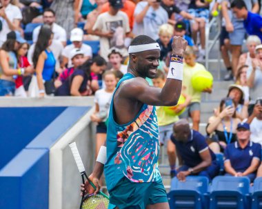 NEW YORK - SEPTEMBER 3, 2023: ABD 'li profesyonel tenisçi Frances Tiafoe, Avustralya' nın Louis Armstrong Stadyumu 'nda oynanan ve Rinky Hijikata' ya karşı oynadığı 2023 Amerika Açık karşılaşmasının ardından zaferini kutladı.