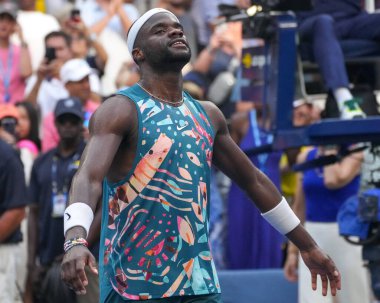 NEW YORK - SEPTEMBER 3, 2023: ABD 'li profesyonel tenisçi Frances Tiafoe, Avustralya' nın Louis Armstrong Stadyumu 'nda oynanan ve Rinky Hijikata' ya karşı oynadığı 2023 Amerika Açık karşılaşmasının ardından zaferini kutladı.