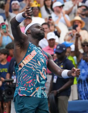 NEW YORK - SEPTEMBER 3, 2023: ABD 'li profesyonel tenisçi Frances Tiafoe, Avustralya' nın Louis Armstrong Stadyumu 'nda oynanan ve Rinky Hijikata' ya karşı oynadığı 2023 Amerika Açık karşılaşmasının ardından zaferini kutladı.