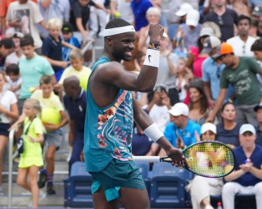 NEW YORK - SEPTEMBER 3, 2023: ABD 'li profesyonel tenisçi Frances Tiafoe, Avustralya' nın Louis Armstrong Stadyumu 'nda oynanan ve Rinky Hijikata' ya karşı oynadığı 2023 Amerika Açık karşılaşmasının ardından zaferini kutladı.