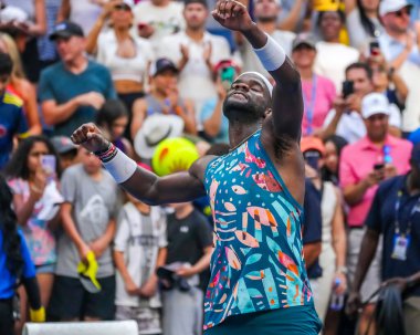 NEW YORK - SEPTEMBER 3, 2023: ABD 'li profesyonel tenisçi Frances Tiafoe, Avustralya' nın Louis Armstrong Stadyumu 'nda oynanan ve Rinky Hijikata' ya karşı oynadığı 2023 Amerika Açık karşılaşmasının ardından zaferini kutladı.