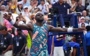 NEW YORK - SEPTEMBER 3, 2023: ABD 'li profesyonel tenisçi Frances Tiafoe, Avustralya' nın Louis Armstrong Stadyumu 'nda oynanan ve Rinky Hijikata' ya karşı oynadığı 2023 Amerika Açık karşılaşmasının ardından zaferini kutladı.