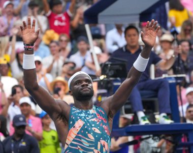 NEW YORK - SEPTEMBER 3, 2023: ABD 'li profesyonel tenisçi Frances Tiafoe, Avustralya' nın Louis Armstrong Stadyumu 'nda oynanan ve Rinky Hijikata' ya karşı oynadığı 2023 Amerika Açık karşılaşmasının ardından zaferini kutladı.